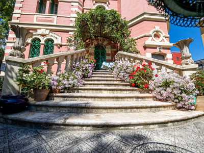 Altri notevoli particolari architettonici sono la scalinata esterna colma di fiori che conduce al loggiato di ingresso...
